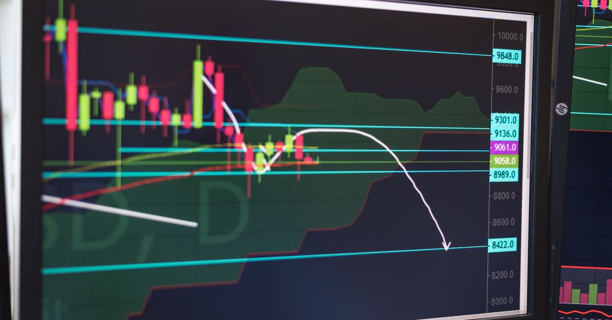 Graphique boursier montrant une chute drastique du cours du Bitcoin avec des bougies rouges