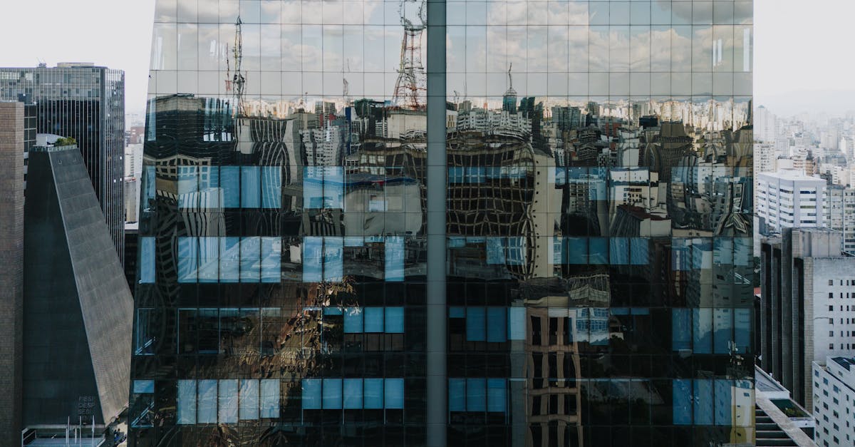 Vue aérienne de la skyline de São Paulo avec des gratte-ciel modernes sous un ciel bleu