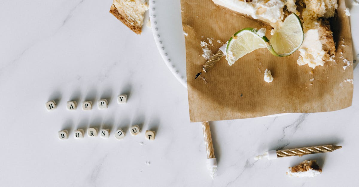 Illustration d'un gâteau d'anniversaire avec une décoration attrayante mais une base instable