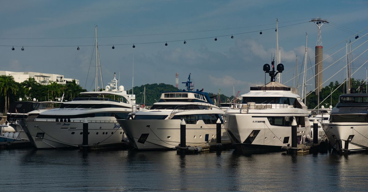 Yacht de luxe en feu près de Sentosa Cove à Singapour