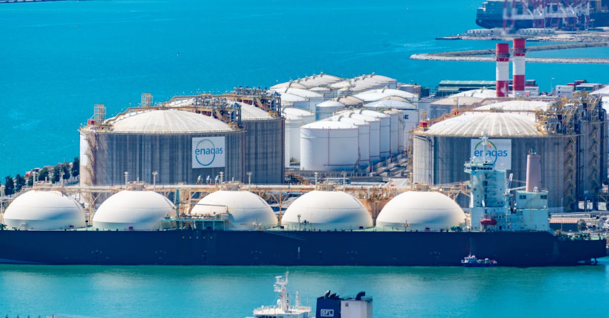 Navire de gaz naturel liquéfié (GNL) naviguant dans le détroit d'Ormuz