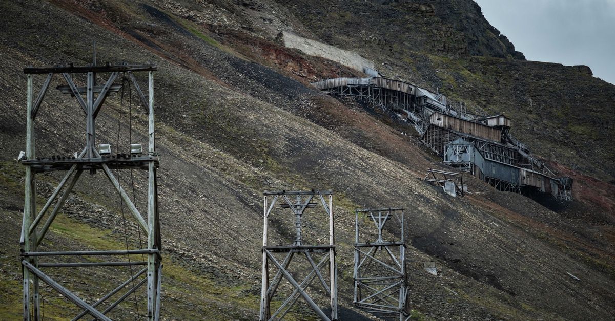 Bâtiments d'une mine d'argent avec un ciel bleu clair
